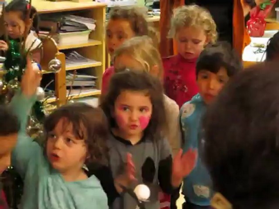 Eden chante à l'école spéctacle de noël