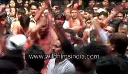 331.Crowds at muharram.mp4