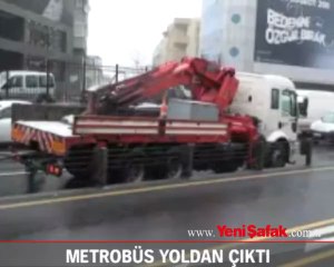 Yoldan çıkan metrobüs trafiği birbirine kattı