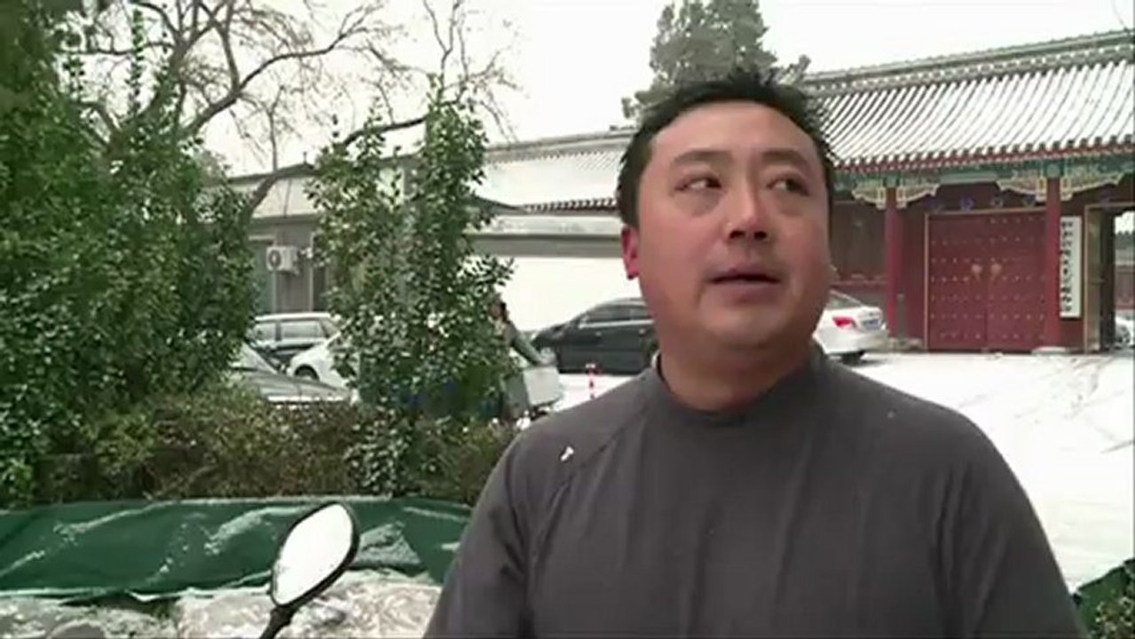 Eiskalt: schwimmen im fast gefrorenen see