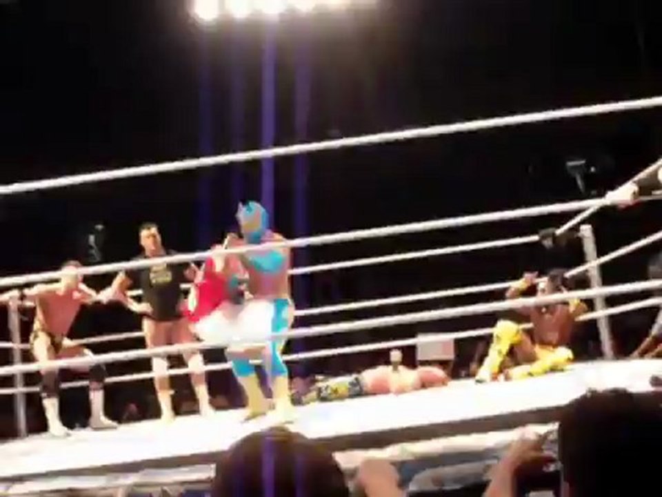 Rey Mysterio vs. Sin Cara in battle royal (Supershow 7_16_2011)_(360p)