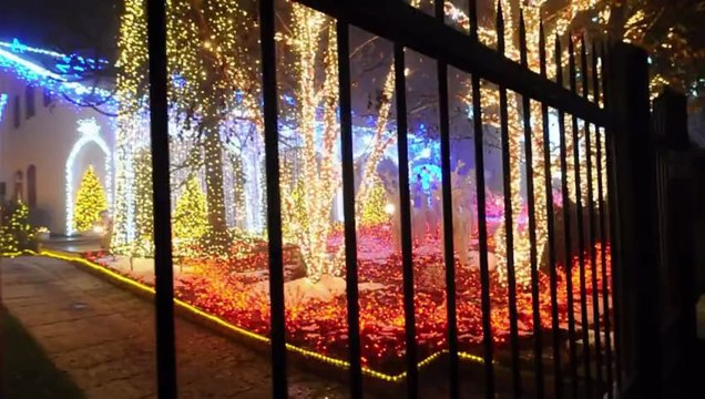 Une maison illuminée pour Noël dans une ville italienne