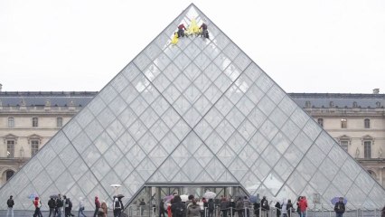 Déploiement d'une bâche  sur la pyramide du Louvre par Greenpeace France