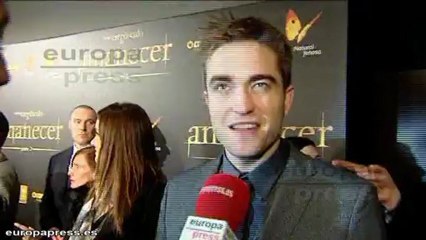 Pattinson y Stewart ponen juntos el árbol de Navidad