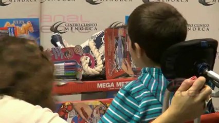 Belén Esteban reparte juguetes a niños discapacitados