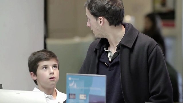 Enfant vendeur de Windows 8 à la FNAC