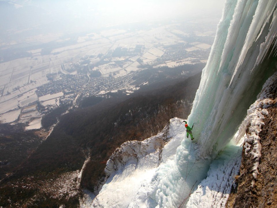 Extreme ice climbing - Cascade de l'Oule, France (V+, 5+)
