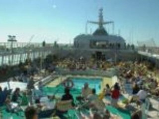 Die AIDAcara im andalusischen Hafen von Cadiz