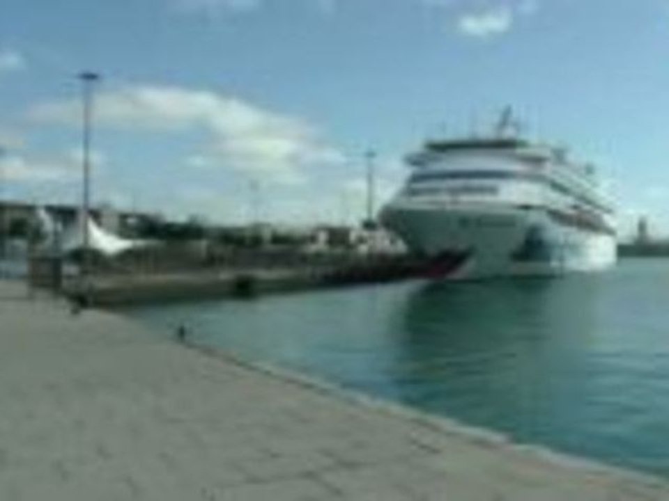 Die AIDAcara im Hafen von Las Palmas -dem Puerto de la Luz