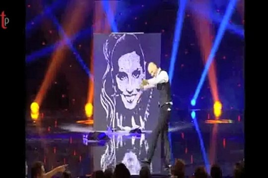 Peintre colle et paillettes de la télévision