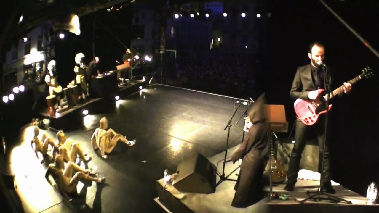 Suffrage Universel. Si loin Si proche