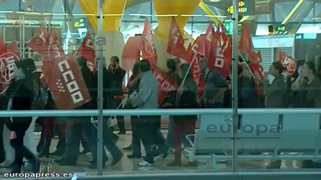 La T4 de Barajas se llena de basura