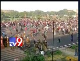 Protestors climb tower at India gate