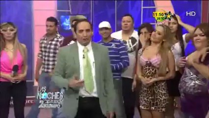 La chica del Antifaz interpreta una canción