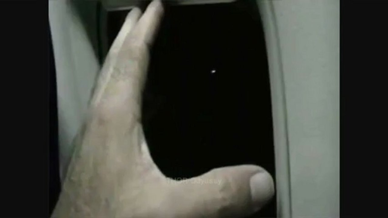 OVNI Filmé depuis un avion de ligne (21 Decembre 2012)
