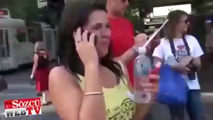 Sokakta buldukları herkesi dudağından öptüler