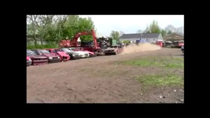 Как развлекаются на авто-свалках