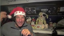 Jean Le Cam ouvre ses cadeaux et enfile le bonnet du père Noël !