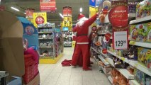 Père Noël vole des cadeaux dans un magasin