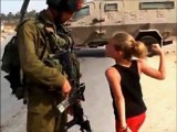 israil askerine kafa tutan kızın resmi
