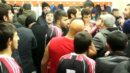 Sultangazi spor soyunma odasın da galibiyet sevinci