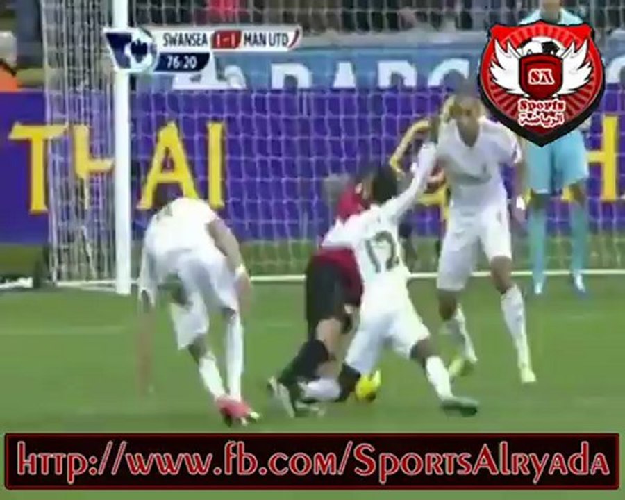 معركة فى الدورى الإنجليزي بعدما سدد مدافع سوانزي الكرة فى وجه فان بيرسي