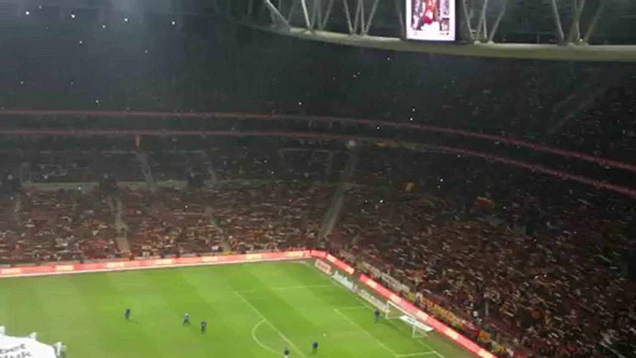 The introduction of Galatasaray first 11 in Galatasaray-Fenerbahce derby (16/12)