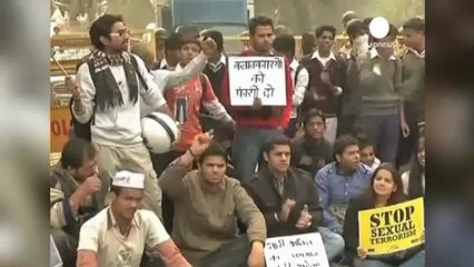 Hindistan'da tecavüz öfkesi can aldı