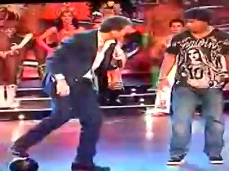 La caida de Tinelli queriendo imitar a Ronaldinho 18-05