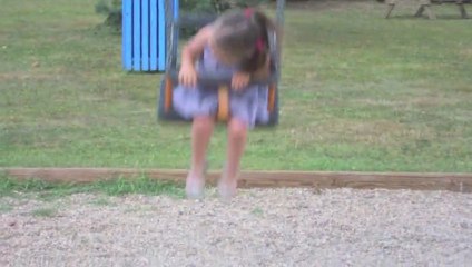 Mélissa fait de la balançoire