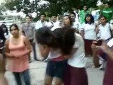 pelea de mujeres afuera de la escuela