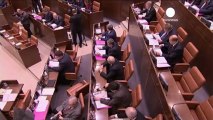 El Senado ruso vota la ley que prohíbe adoptar a...