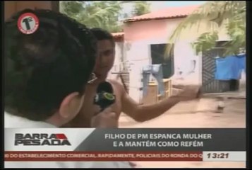 Filho de PM espanca mulher e a mantém como refém