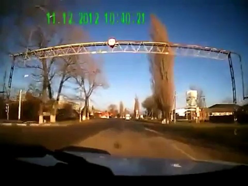 İnek yüklü kamyon hızını alamayınca böyle devrildi!