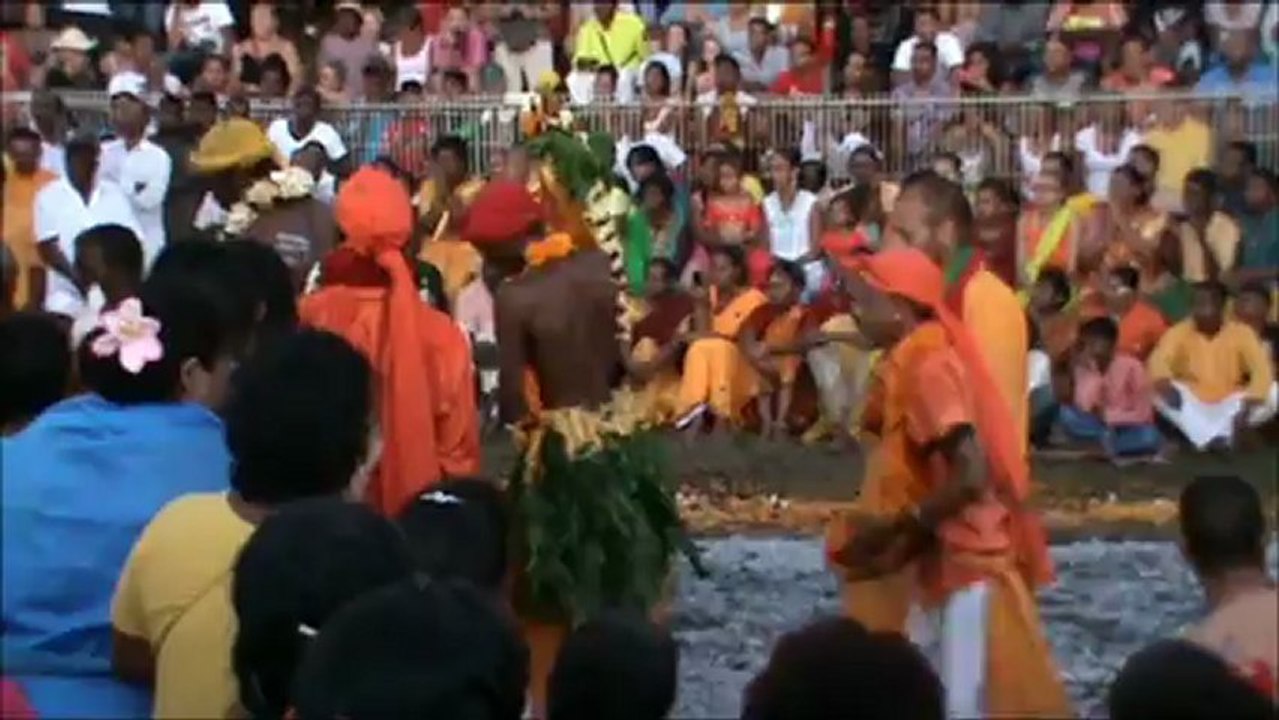 Marche sur le feu à Trois-Bassins le 23/12/2012 partie 1/2