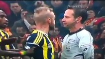 Raul Meireles spits referee