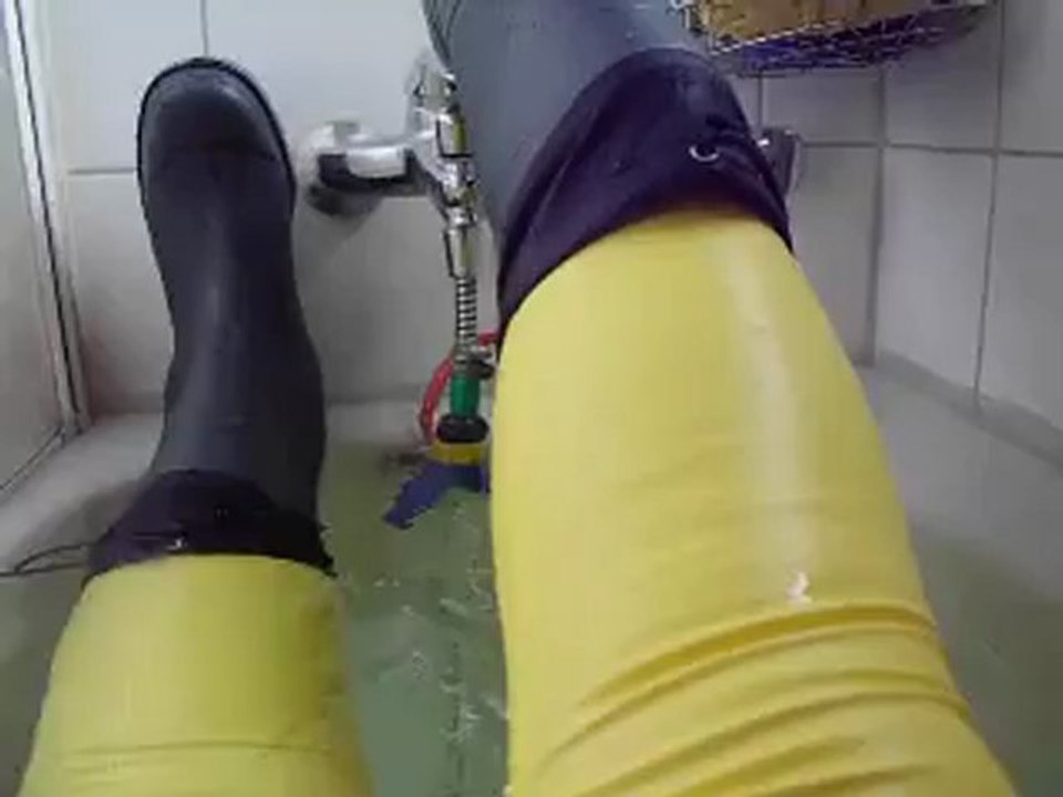 gelbe gummileggings und gummistiefel 1