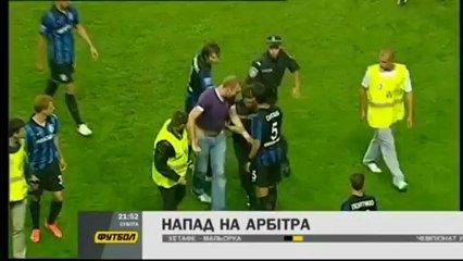 Τρελός οπαδός ορμάει στον βοηθό