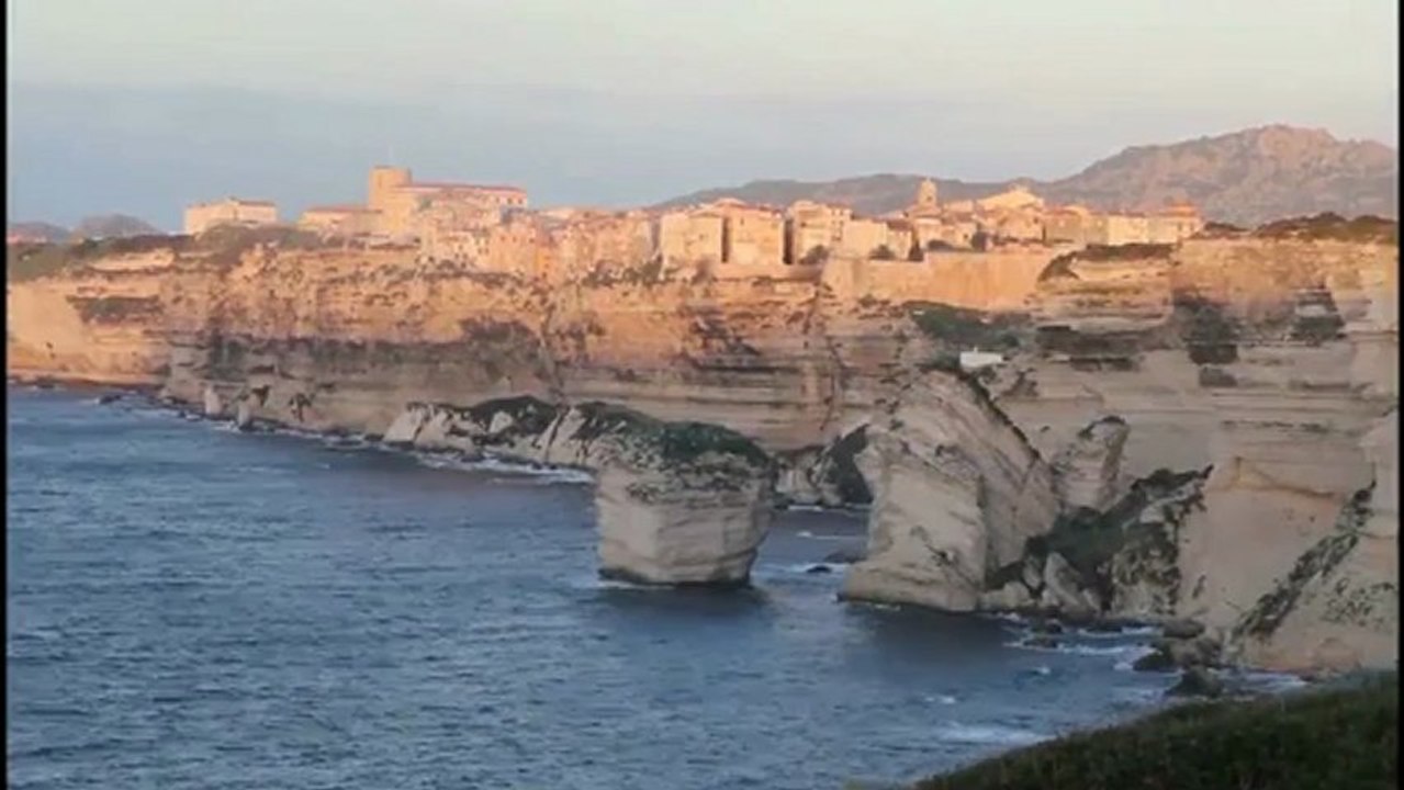 Lever de soleil sur Bonifacio