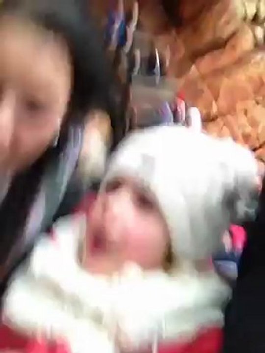 zelie dans le train de la mine
