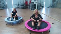 Monya fitness personal trainer e Giwa posizione pilates con il Butterfly sul trampolino elastico