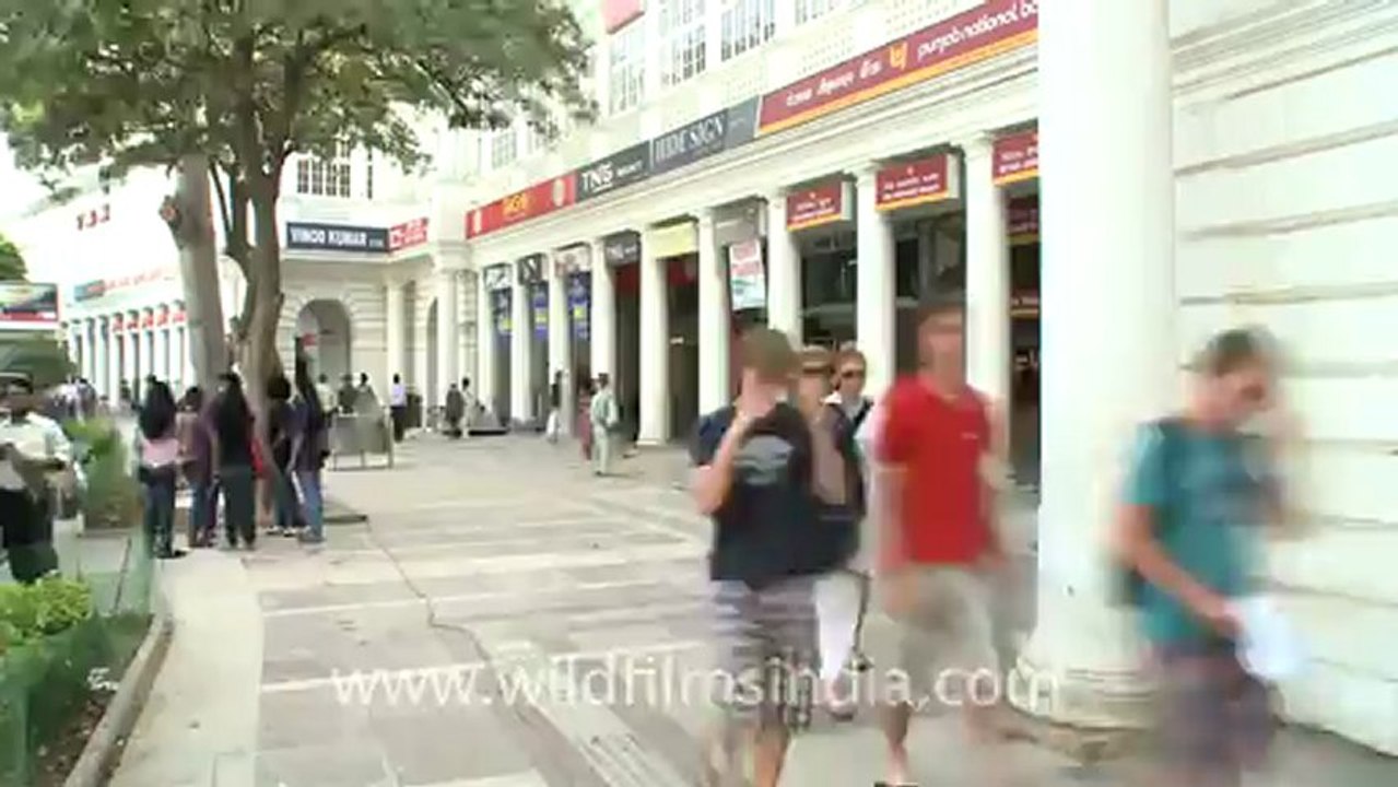 2546.Crowd at Connaught Place.mov