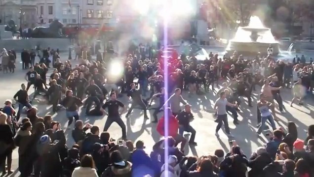 Une foule d'une cinquantaine de personne à Londres a performé un flash mob du Haka des All Blacks