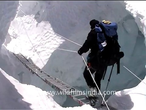 2510.Dangerously crevassed glacier, Everest.mov