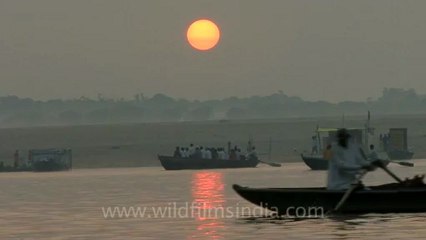 2563.Boat ride in Varanasi at sunset.mov