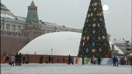 Moscou : le mausolée de Lénine recouvert d'un manteau...