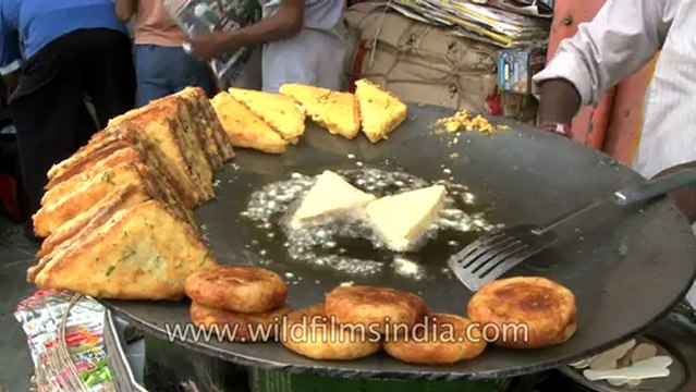 2593.Street food at Lal Kuan, Old Delhi.mov