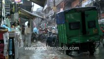 2595.Crowd at Chandni chowk during monsoon.mov