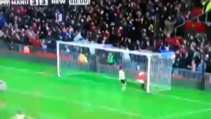 O υπναράς οπαδός χάνει το γκολ του Ερνάντες (Μάντσεστερ - Νιούκαστλ)