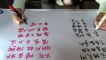Femme ambidextre écrit deux langues en même temps